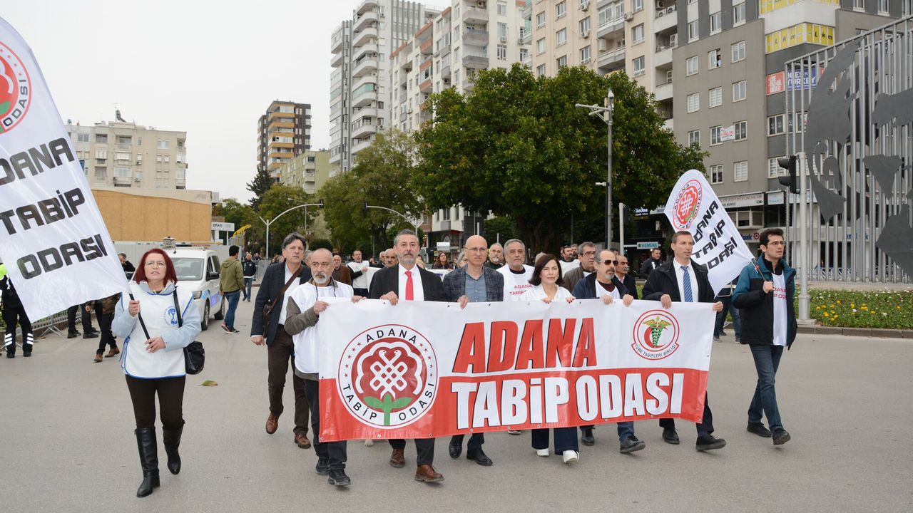 Adana’da Hekimler 14 Mart İçin “Beyaz Yürüyüş” Düzenledi