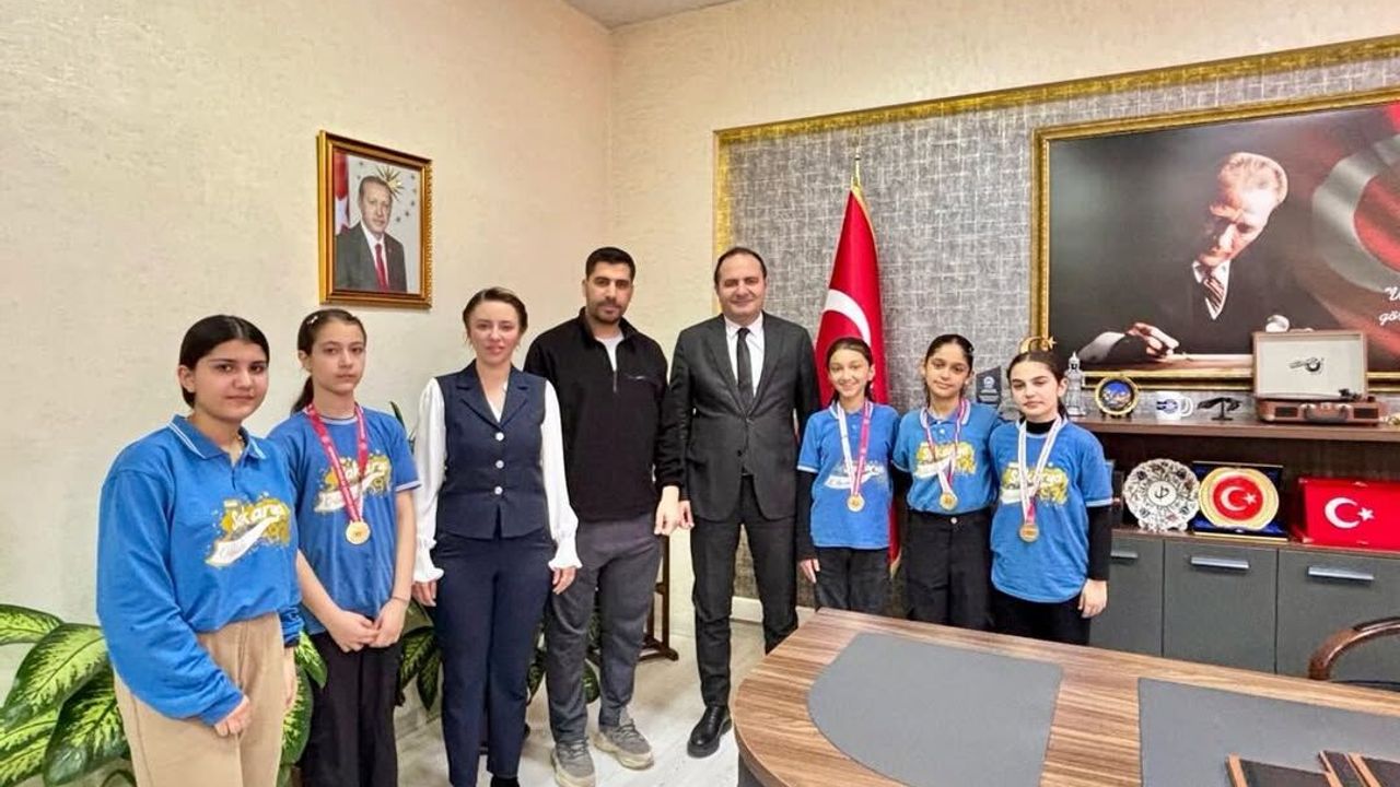 Başarılı Öğrencilerden İlçe Milli Eğitim Müdürü Çelik’e Ziyaret