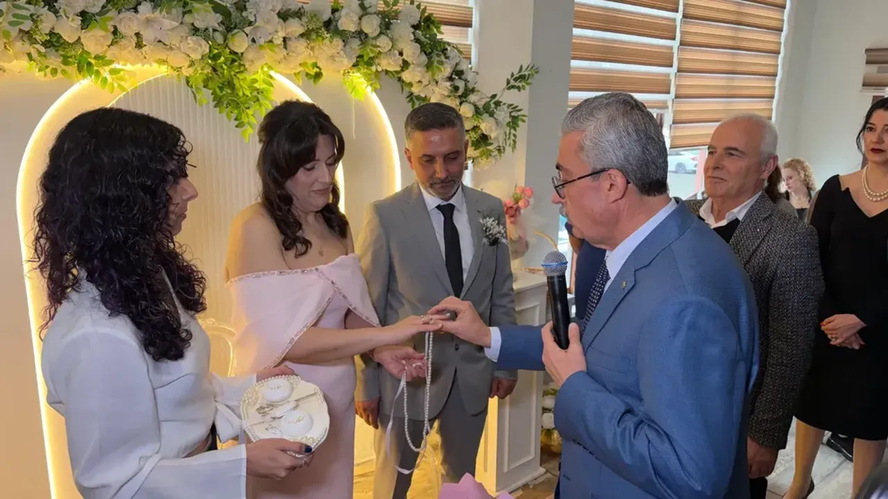 Başkan Karataş, Genç Çiftin Nişan Yüzüklerini Taktı