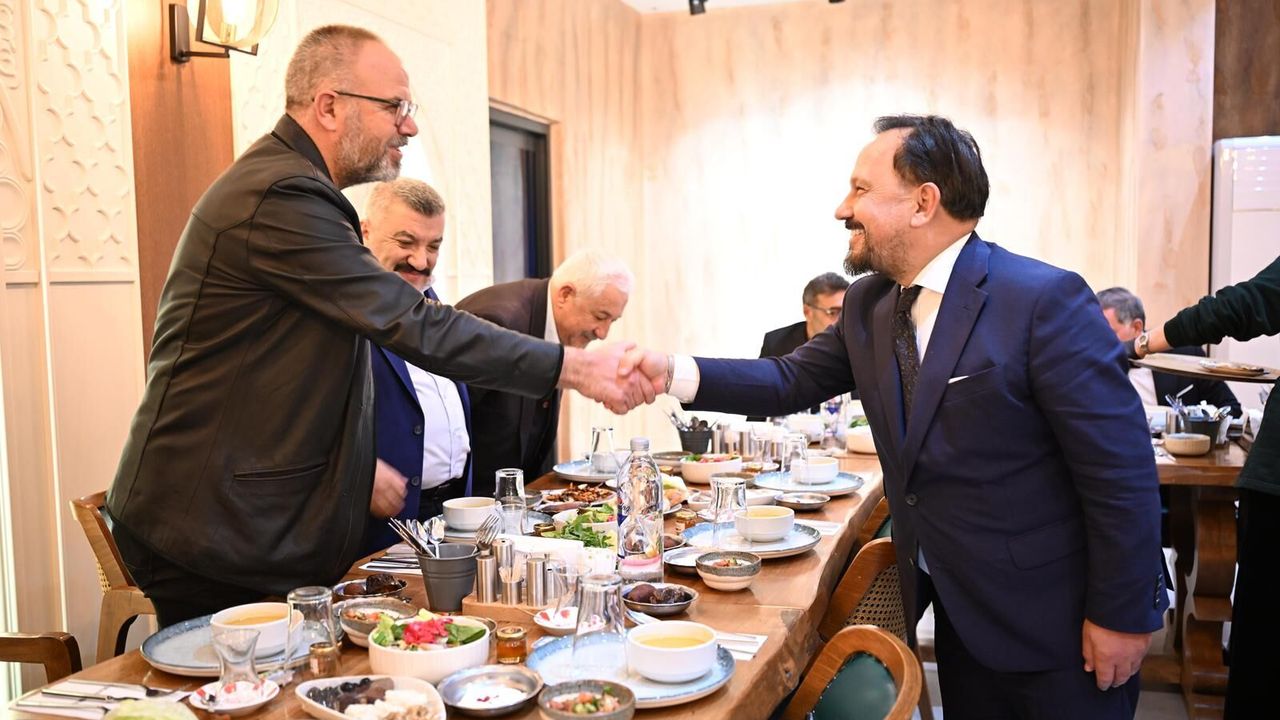 Başkan Uludağ, Eski Belediye Başkanlarını İftar Sofrasında Buluşturdu