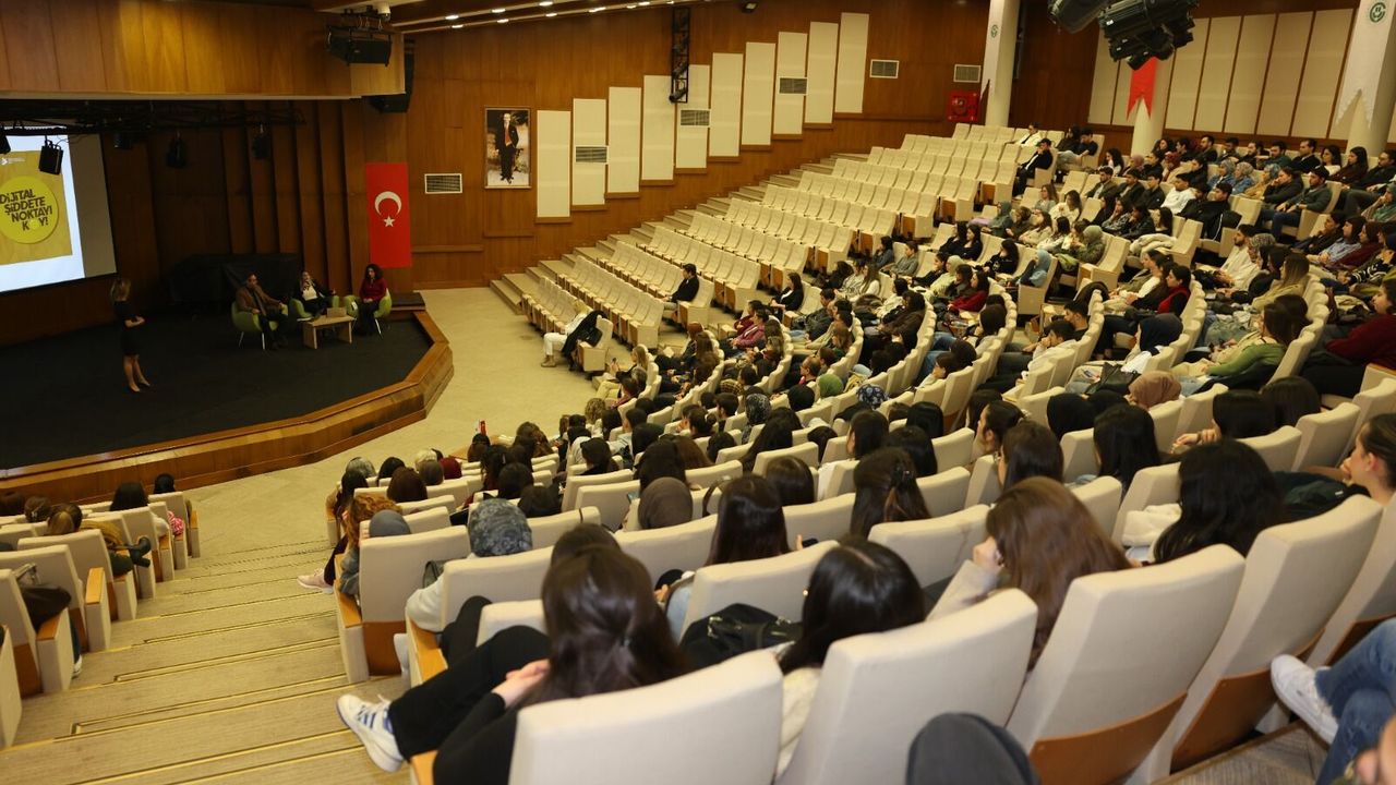 ÇÜ’de Kadınlara Yönelik Dijital Şiddet Gündemde