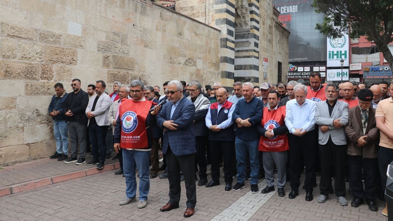 Adana’da saldırı kurbanları için gıyabi cenaze namazı kılındı