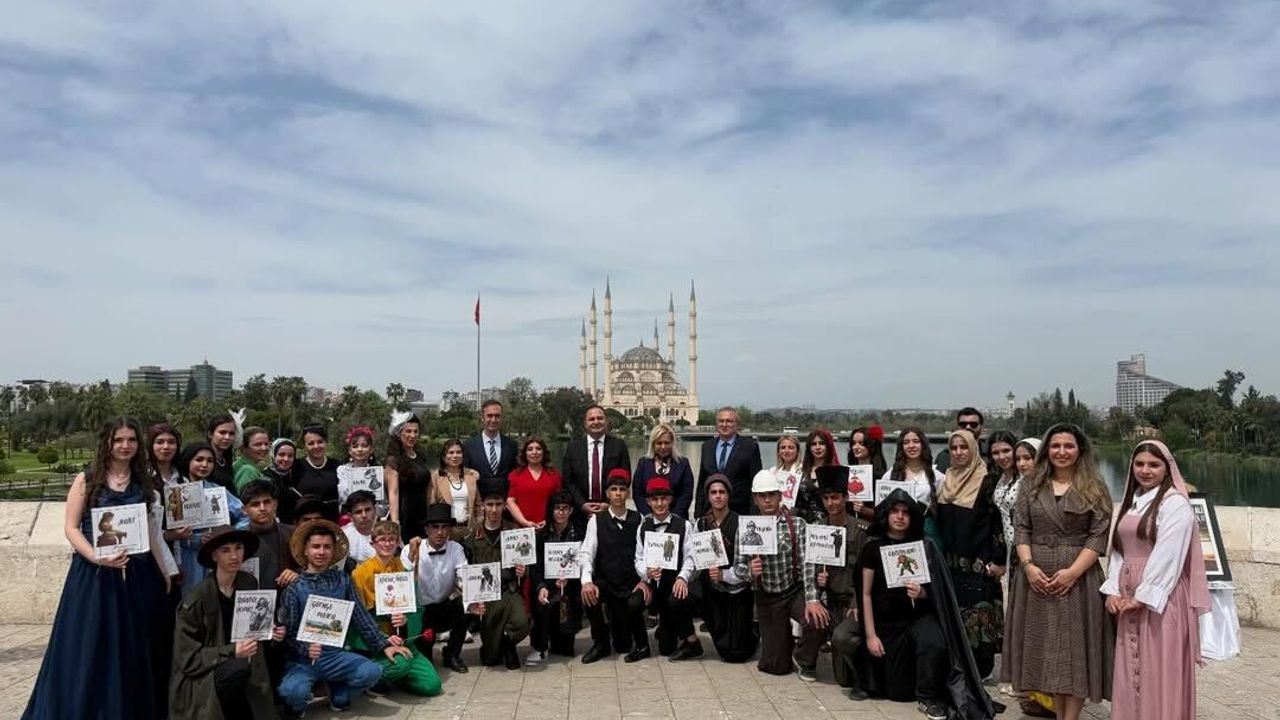 Tarihi Taş Köprü’de Sanat Rüzgarı: “Bir Tuval Bin Karakter” Sergisi Büyüledi