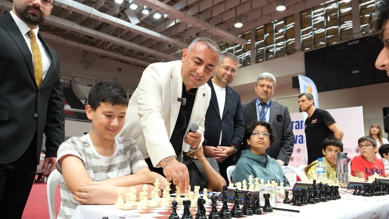 Adana 19 Mayıs Satranç Turnuvası Başladı! Güngör Geçer Açılışı Yaptı