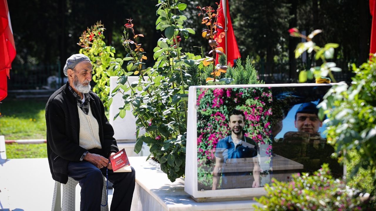 Adana’da arife günü şehitliklere ziyaretçi akını