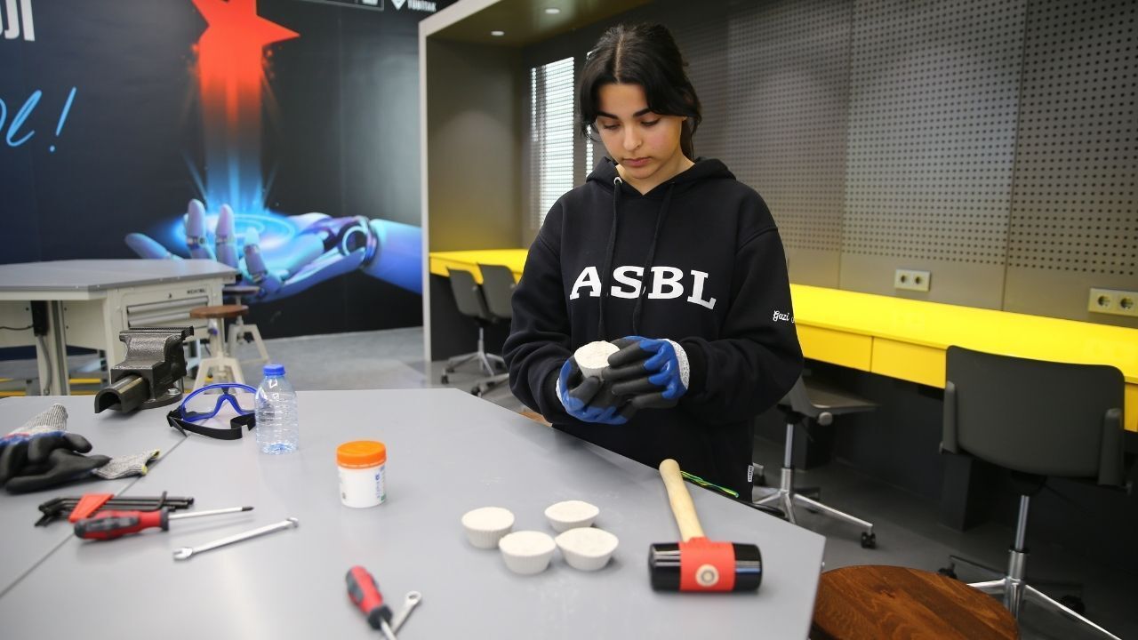 Adana’da liseli öğrenci kabak lifli beton projesiyle 3 ödül kazandı