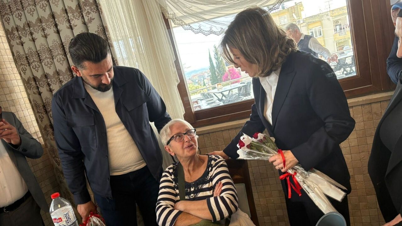 AK Parti Adana’dan huzurevi sakinlerine Anneler Günü ziyareti