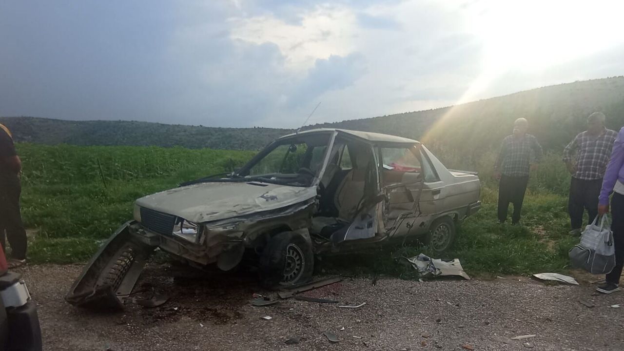 Kozan’da iki otomobil çarpıştı: 1’i bebek 7 yaralı