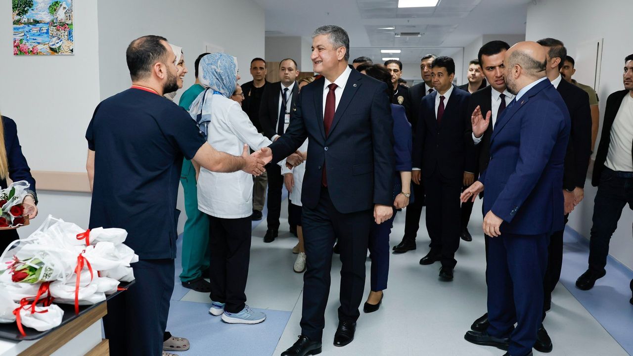 Mustafa Yavuz'dan Karşıyaka Devlet Hastanesine bayram ziyareti