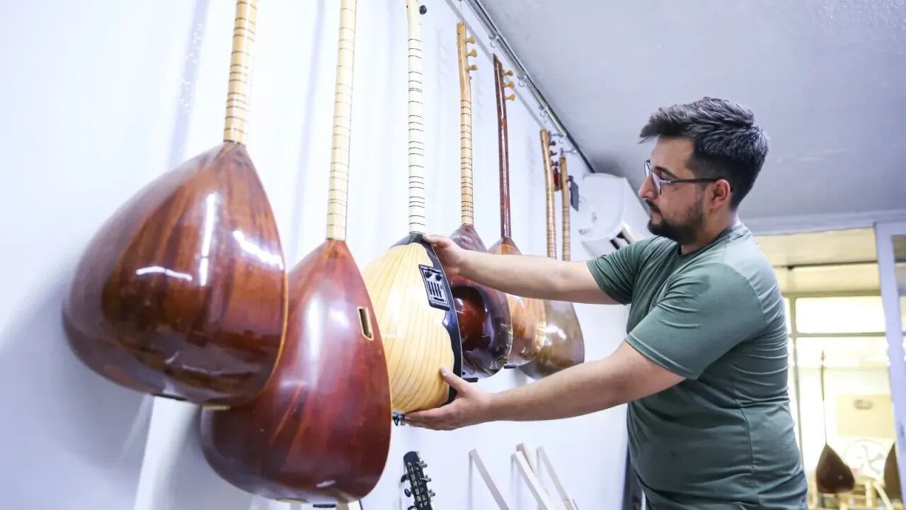 Adanalı genç usta bağlamalarını dünyaya gönderiyor