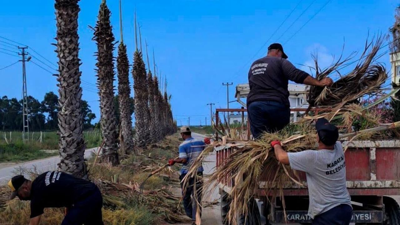 Karataş'ta mahallelerin yeşil alanları düzenli bakımla yenileniyor