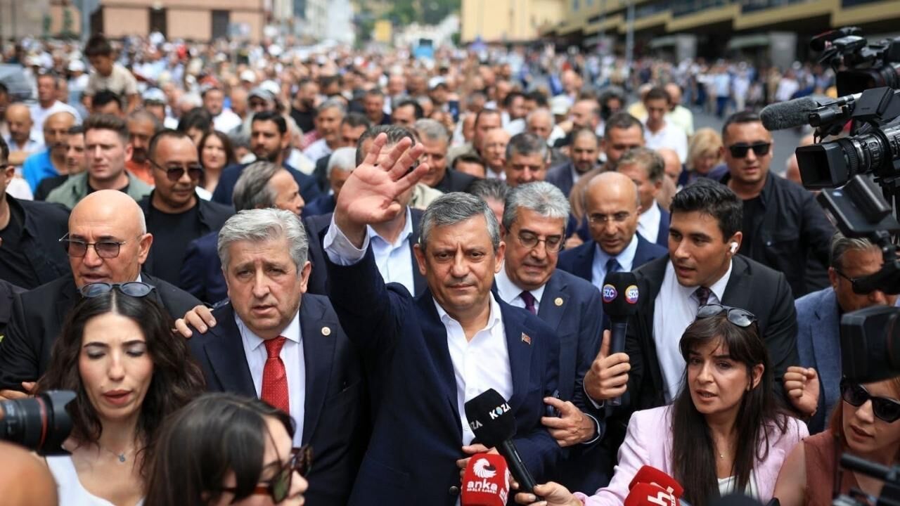 Özgür Özel liderliğindeki Yeni Parti'de A takımı kuruldu! İşte MYK listesi...