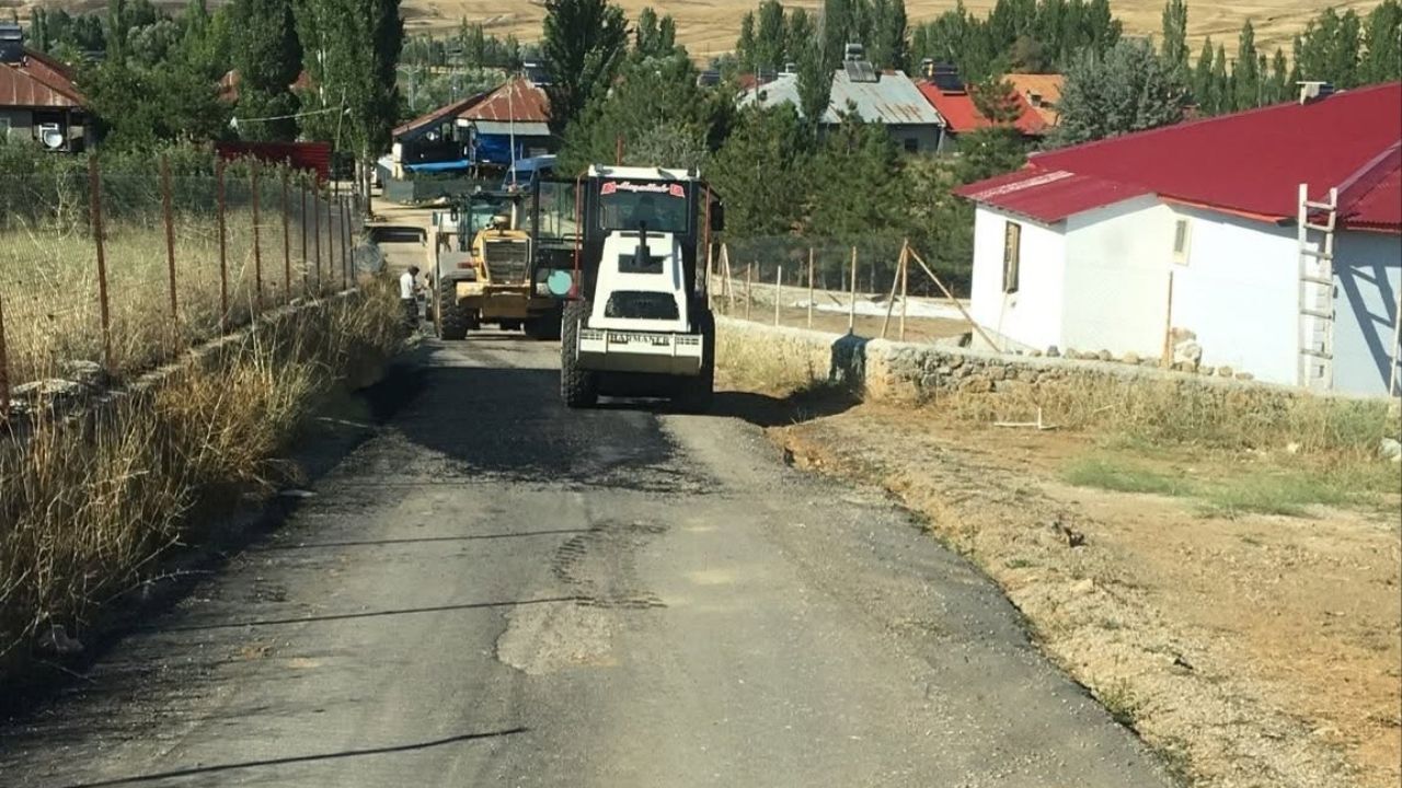 Mahalle yolları yenileniyor: Saimbeyli’de asfalt çalışması