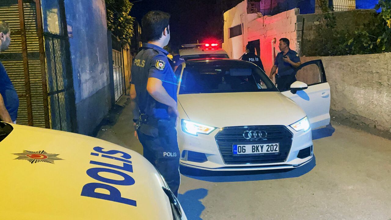 Adana'da otomobille polisten kaçmaya çalışan ehliyetsiz sürücü kovalamacayla yakalandı