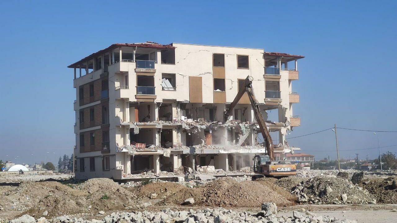 Hatay'da depremlerde ağır hasar alan 4 bina kontrollü yıkıldı
