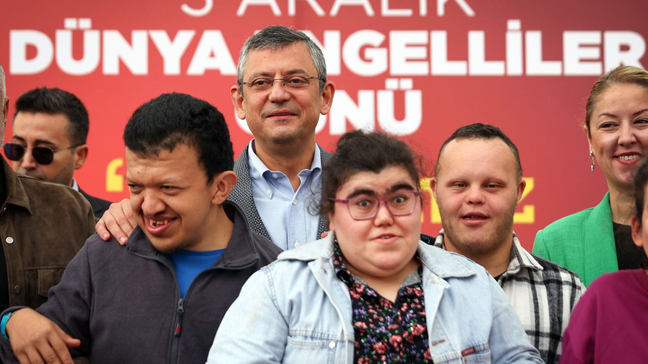 CHP Genel Başkanı Özel, Antalya'da engellilerle bir araya geldi: