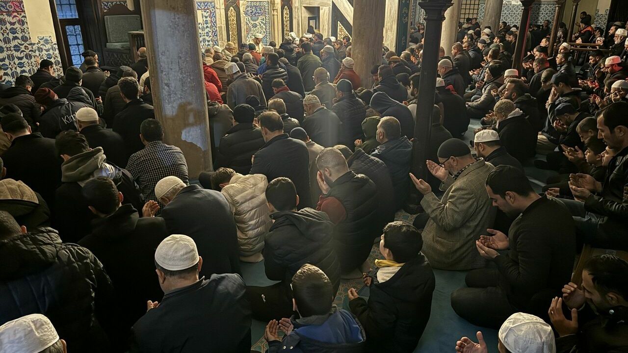 Adana'da sabah namazında şehitler için dua edildi