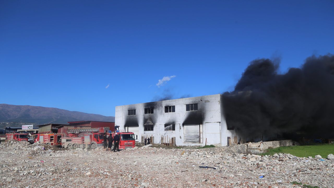 Hatay'da mobilya fabrikasında çıkan yangına müdahale ediliyor