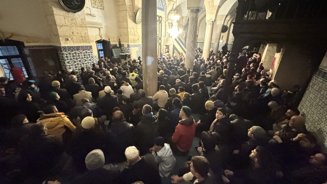 Adana'da sabah namazında şehitler için dua edildi