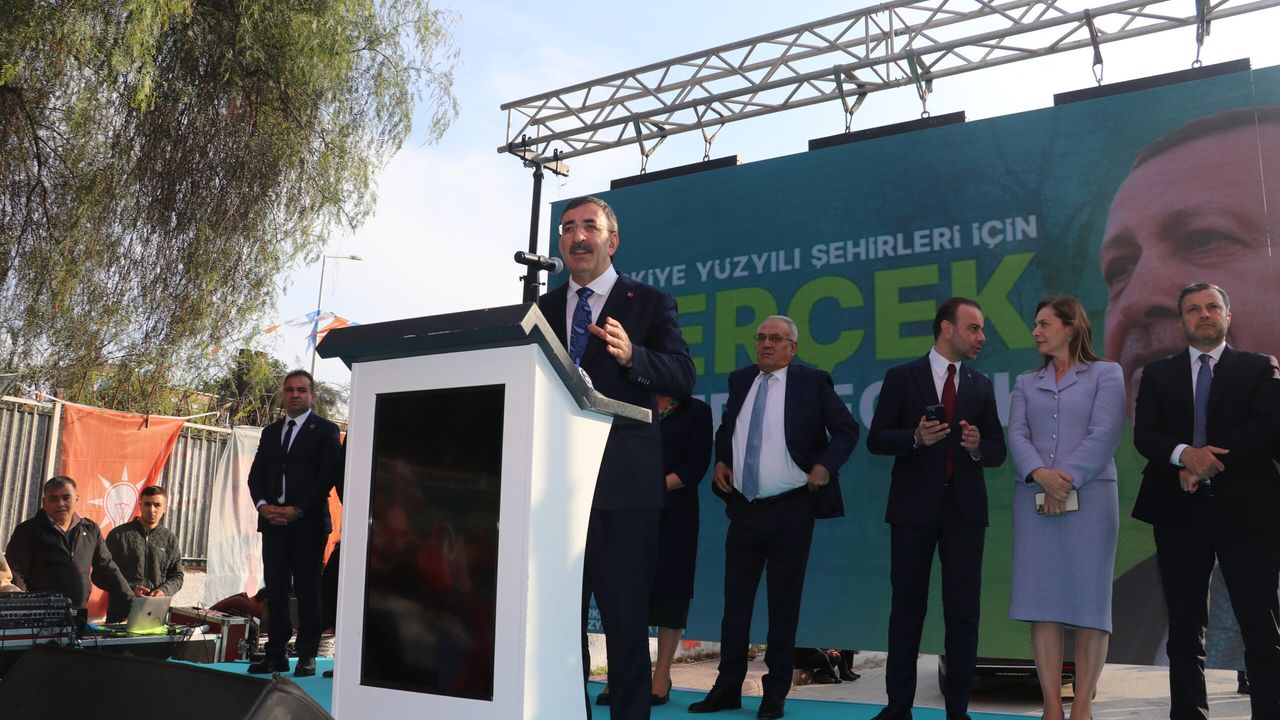 Cumhurbaşkanı Yardımcısı Yılmaz, AK Parti Yüreğir Seçim Koordinasyon Merkezi açılışına katıldı.
