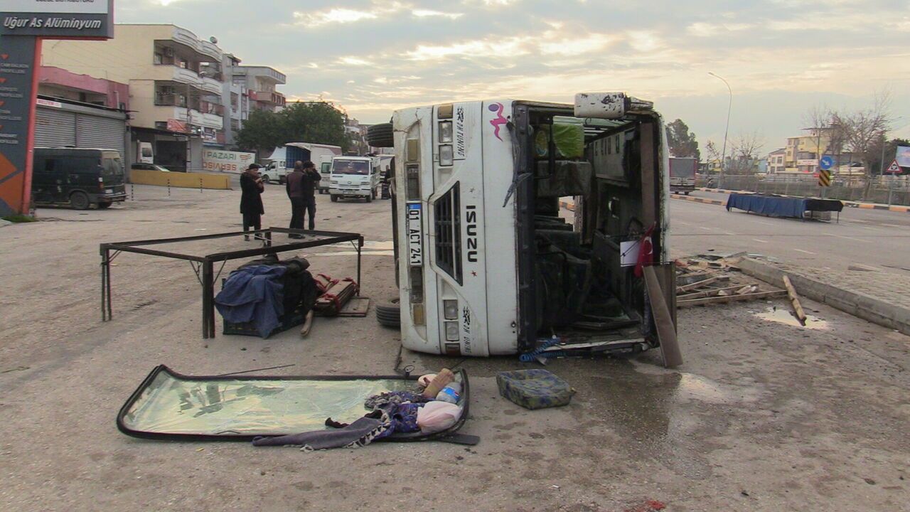 Adana'da tarım işçilerini taşıyan midibüsün devrilmesi sonucu 15 kişi yaralandı