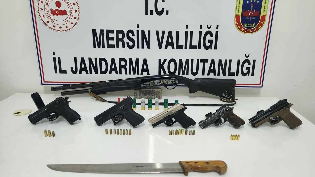 Mersin'de silah ticareti yaptıkları iddiasıyla 2 zanlı yakalandı