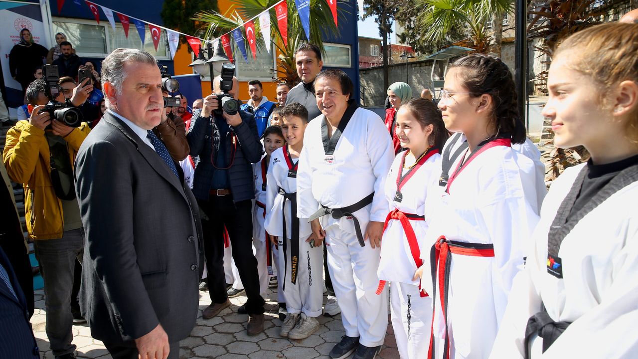 Gençlik ve Spor Bakanı Bak, Ökkeş Solmaz Gençlik Merkezi açılış programına katıldı.
