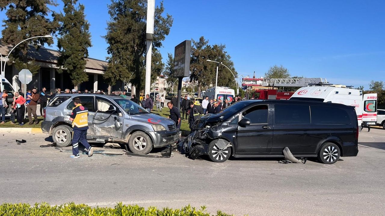 Antalya'da minibüsle cipin çarpıştığı kazada 12 kişi yaralandı