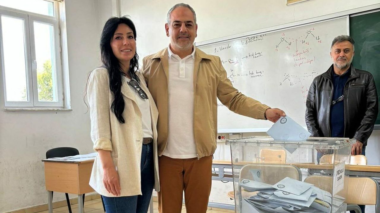 Cumhur İttifakı Muratpaşa Belediye Başkan adayı Manavoğlu, oyunu kullandı