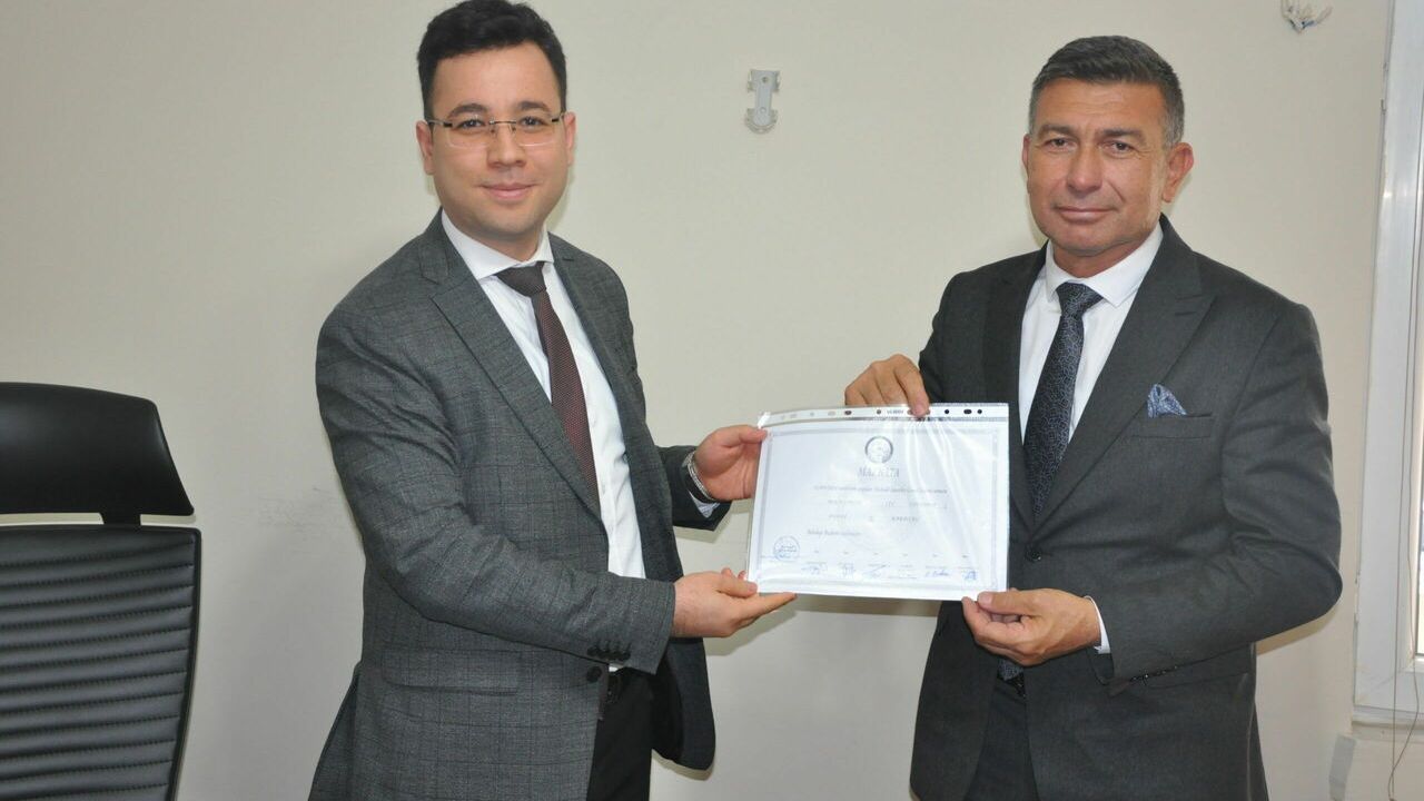Karaisalı Belediye Başkanı Bekir Şimşek, mazbatasını aldı