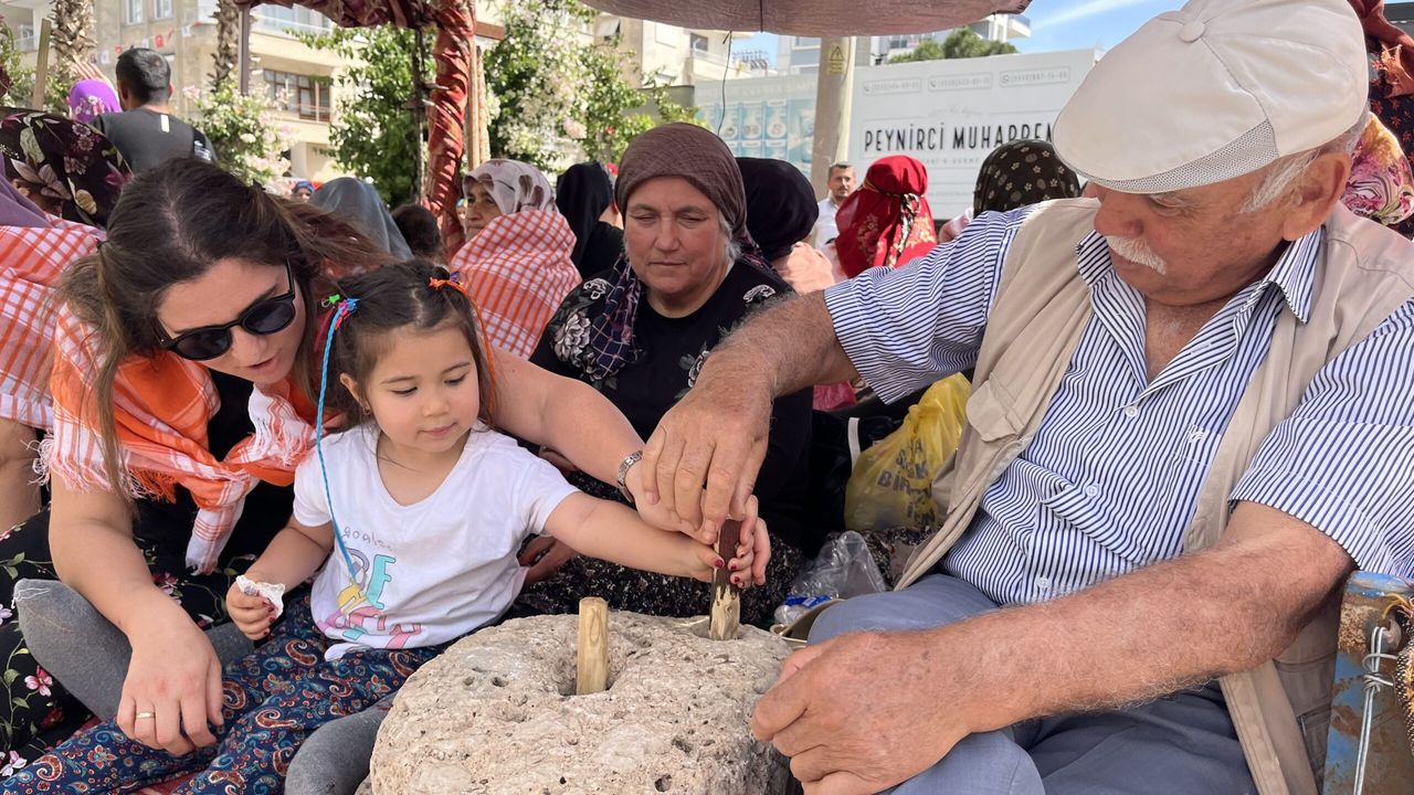 Geleneksel Kumluca Tarım ve Seracılık Festivali'nin açılışında Yörük göçü canlandırıldı