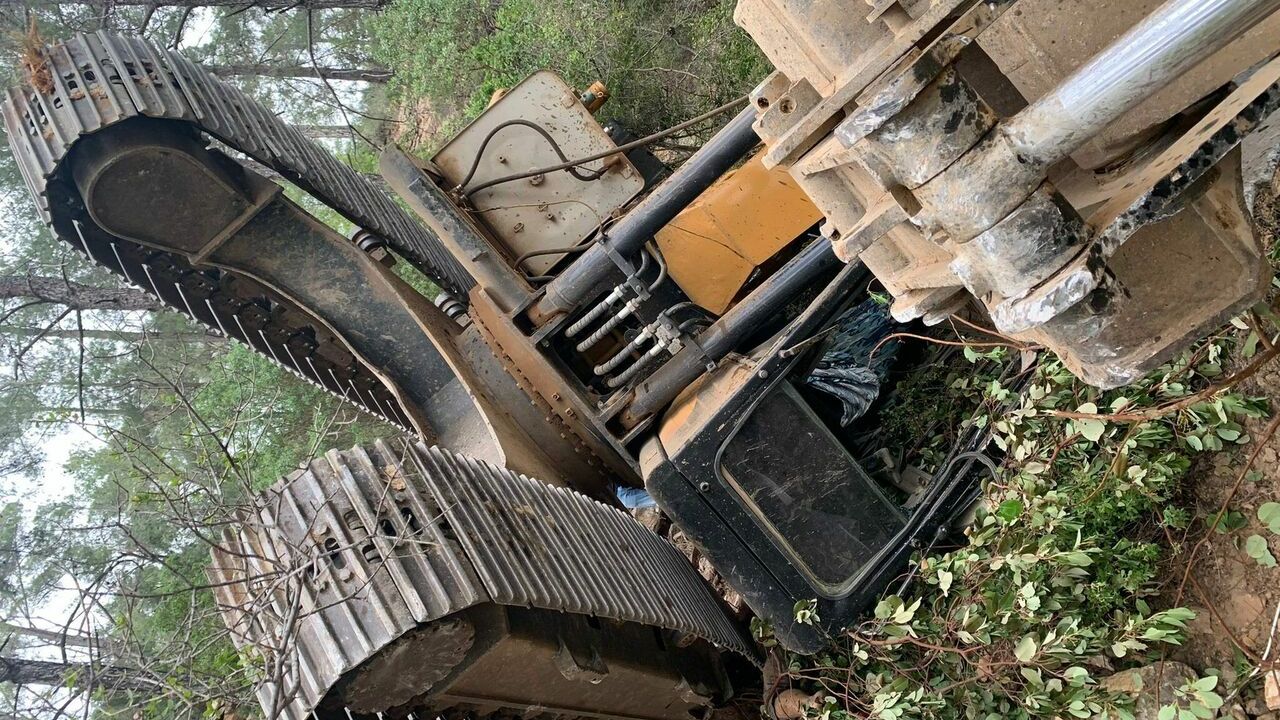 Mersin'de uçuruma devrilen iş makinesinin operatörü öldü