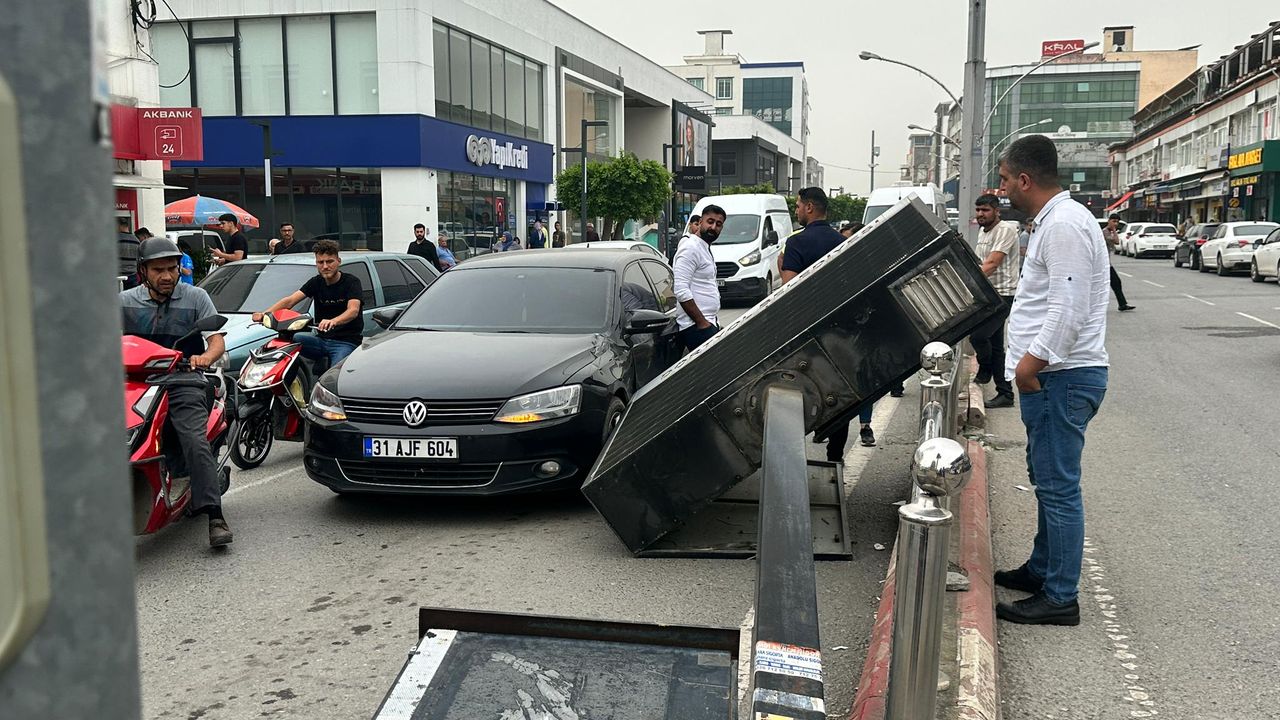 Hatay'da tırın çarpması sonucu devrilen reklam panosu otomobile zarar verdi
