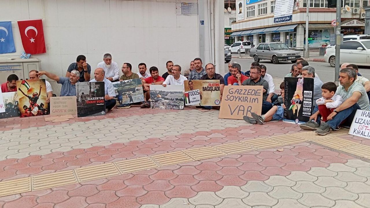 Hatay'da Gazze'ye destek için oturma eylemi düzenlendi