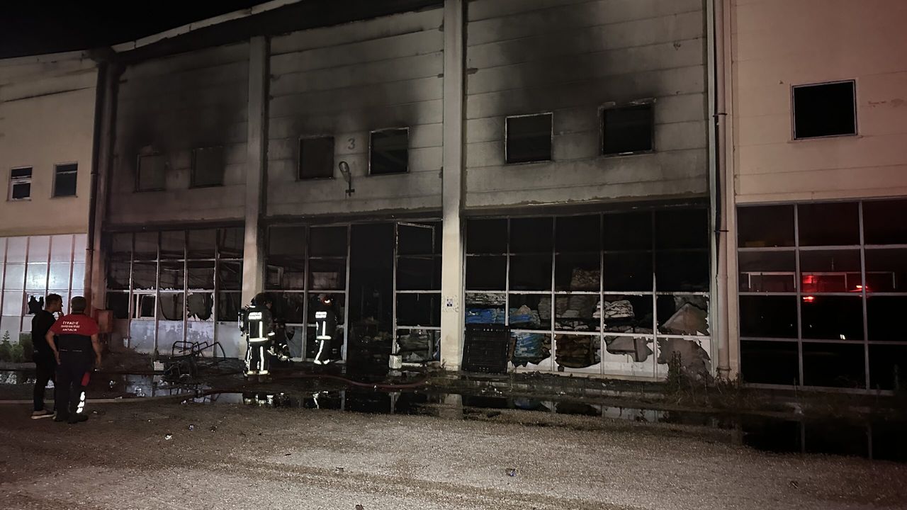 Antalya'da fabrikada çıkan yangın kontrol altına alındı