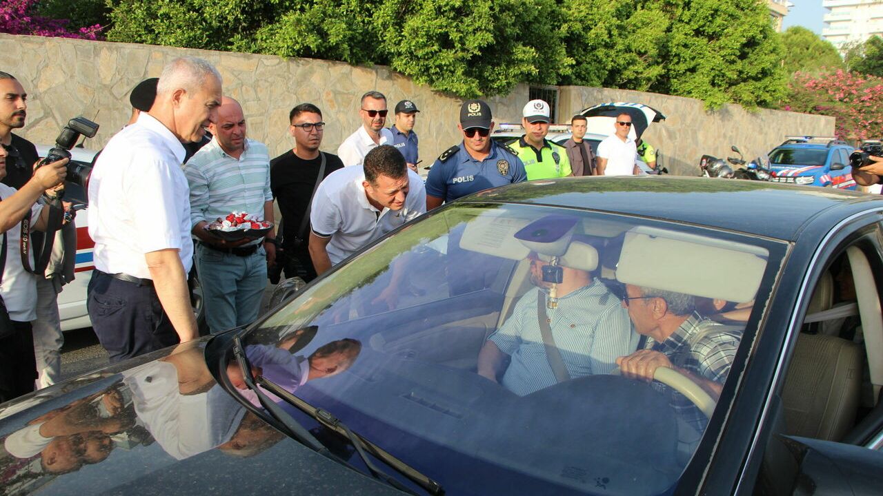 Alanya Kaymakamı Fatih Ürkmezer, trafik denetiminde sürücülerle bayramlaştı