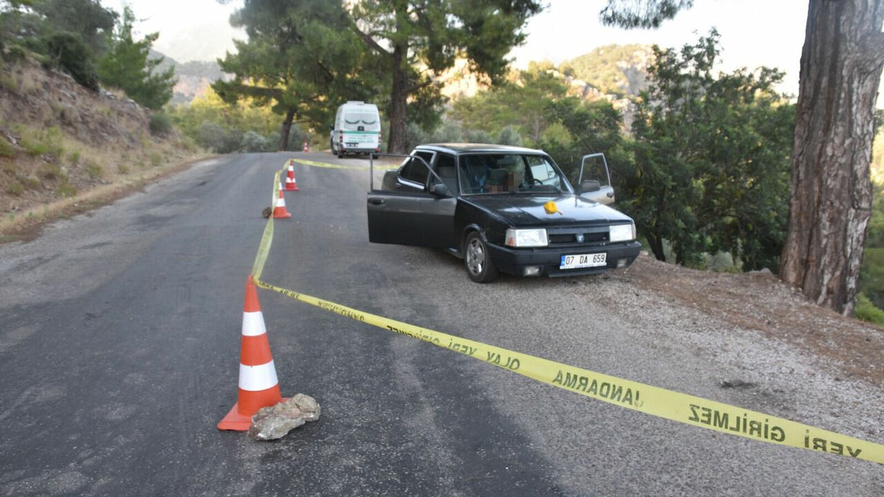 Antalya'da bir kişi tartıştığı oğlunu tabancayla vurarak öldürdüğü iddiasıyla gözaltına alındı