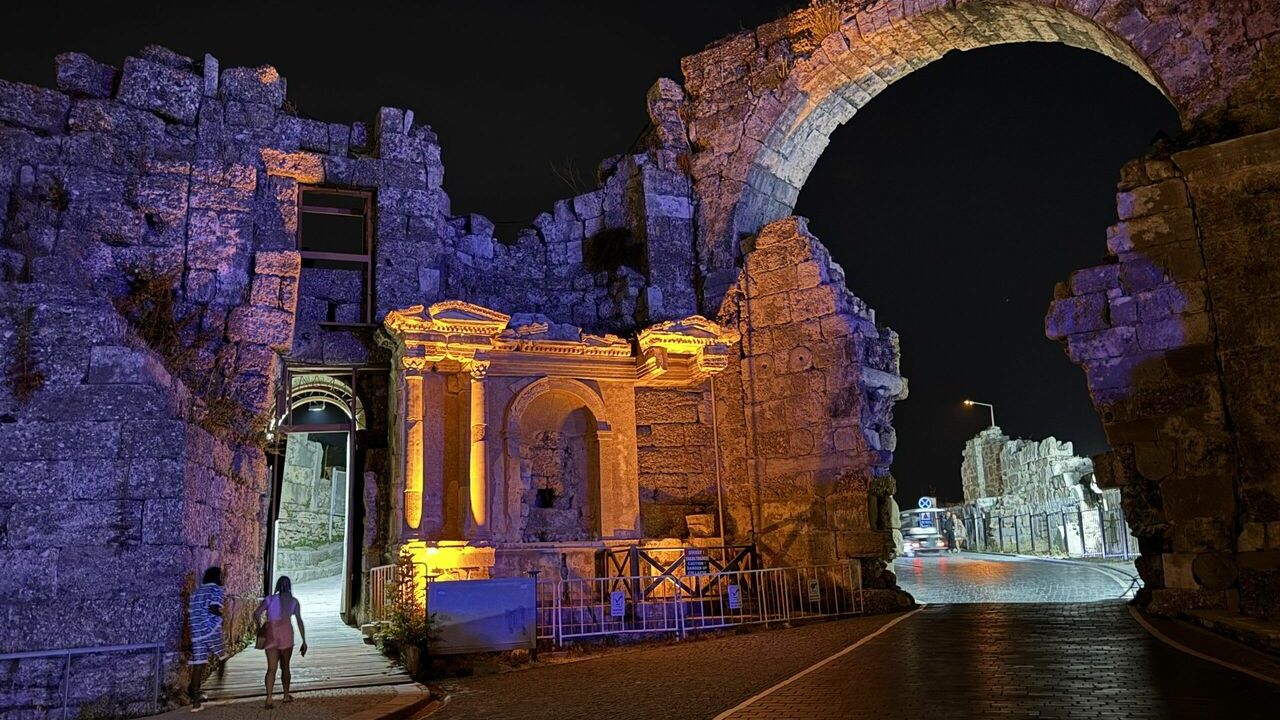 "Medeniyetler beşiği" Antalya'nın ören yerleri ziyaretçilerini yıldızlar eşliğinde ağırlıyor