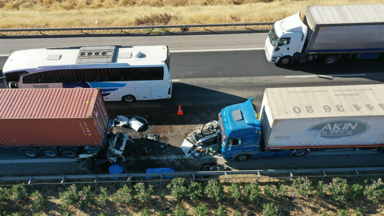 TAG Otoyolu'nda zincirleme kazada 3 kişi öldü, 1 kişi yaralandı