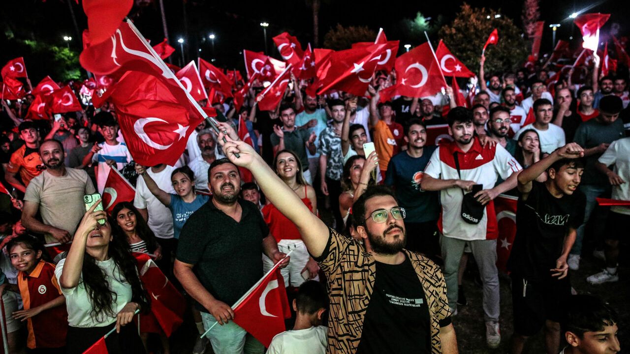 Hollanda-Türkiye maçı, Adana'da dev ekranlardan izlendi