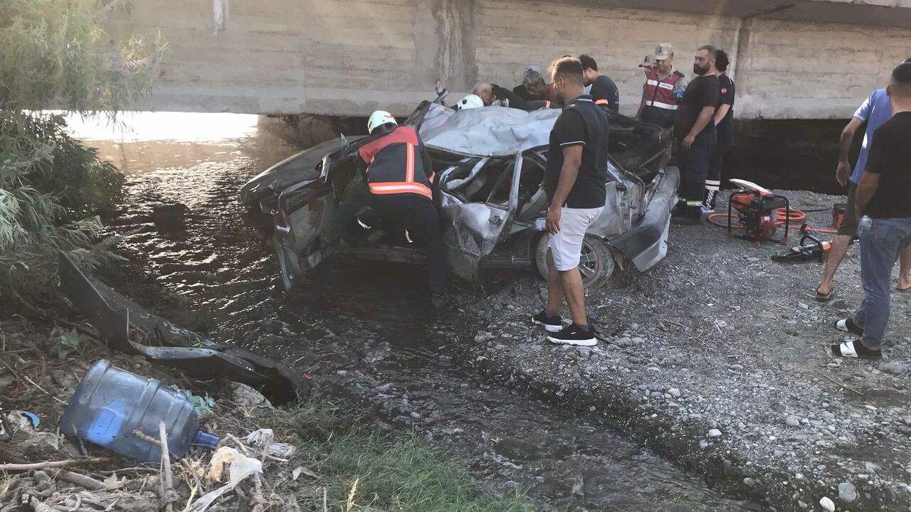 Dereye devrilen otomobildeki 1 kişi öldü, 1 kişi de yaralandı
