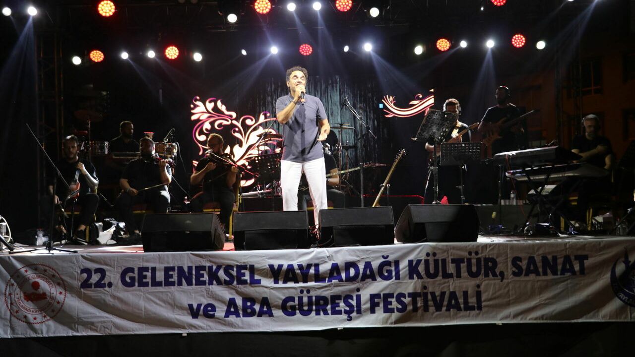 Oyuncu ve şarkıcı Uğur Aslan Hatay'da konser verdi