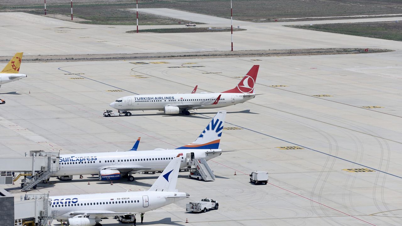 Çukurova Uluslararası Havalimanı'na ilk yolcu uçağı indi