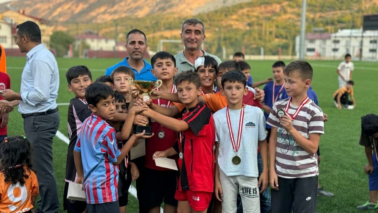 Çağlayancerit'te yaz Kur'an kursları futbol turnuvası düzenlendi