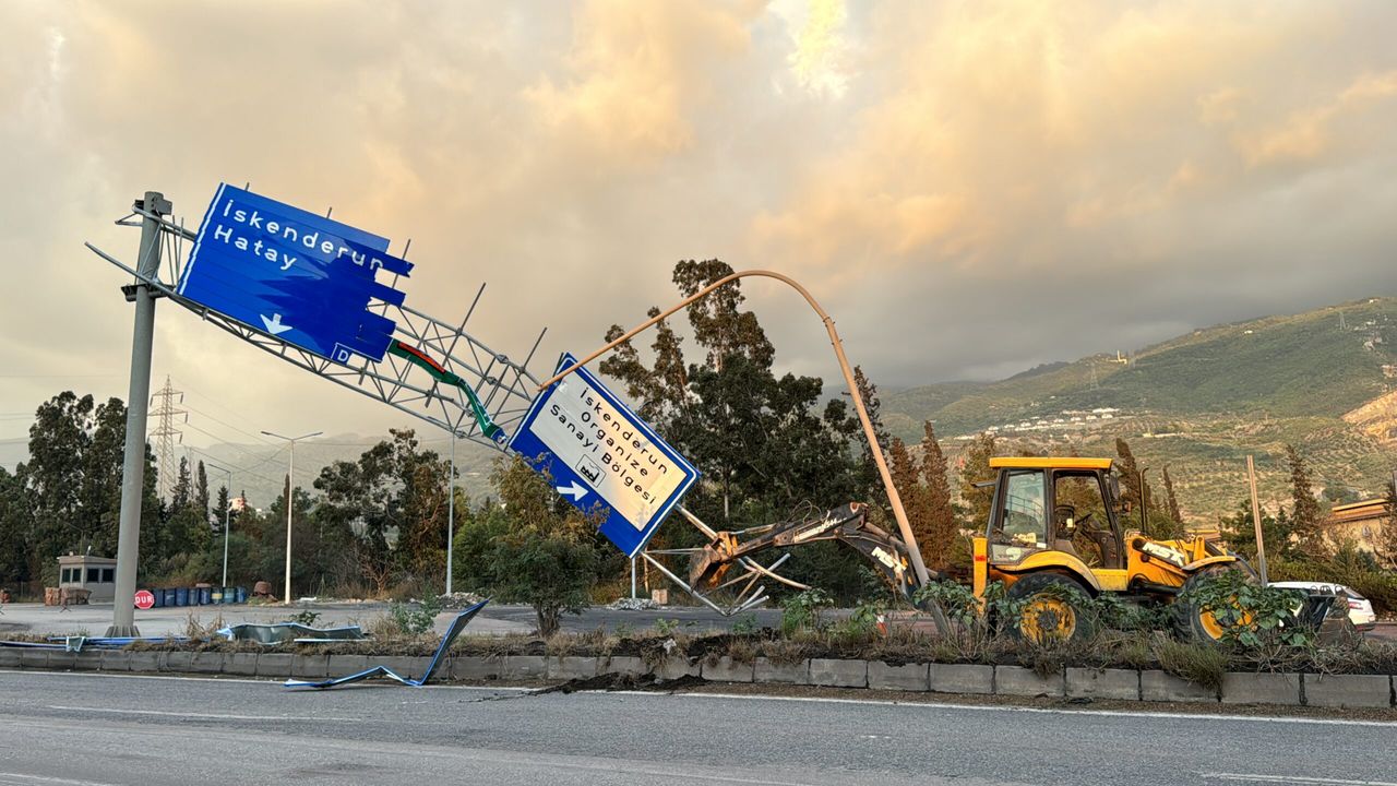 Damperi açık unutulan tır, trafik levhalarını devirdi