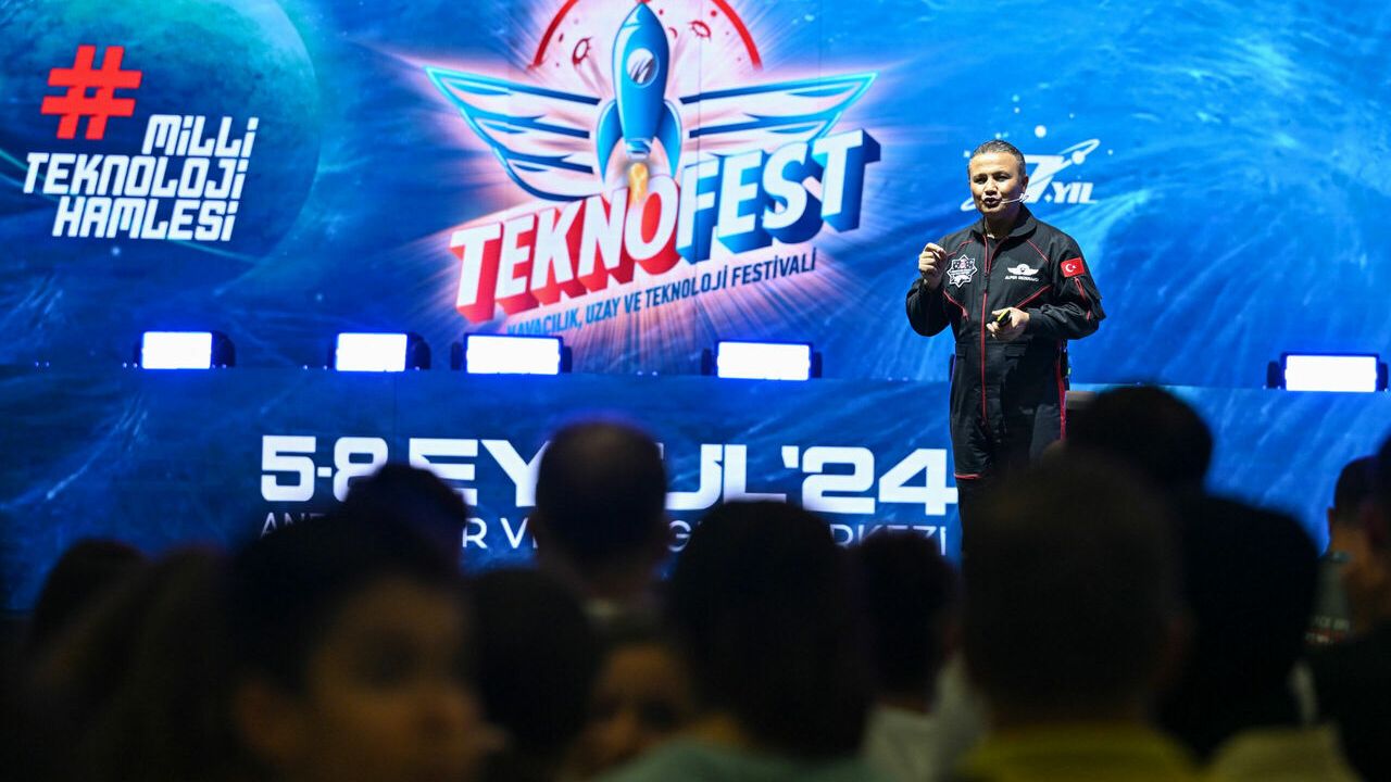 Gezeravcı, TEKNOFEST Akdeniz Teknoloji Yarışmaları'nda gençlerle buluştu:
