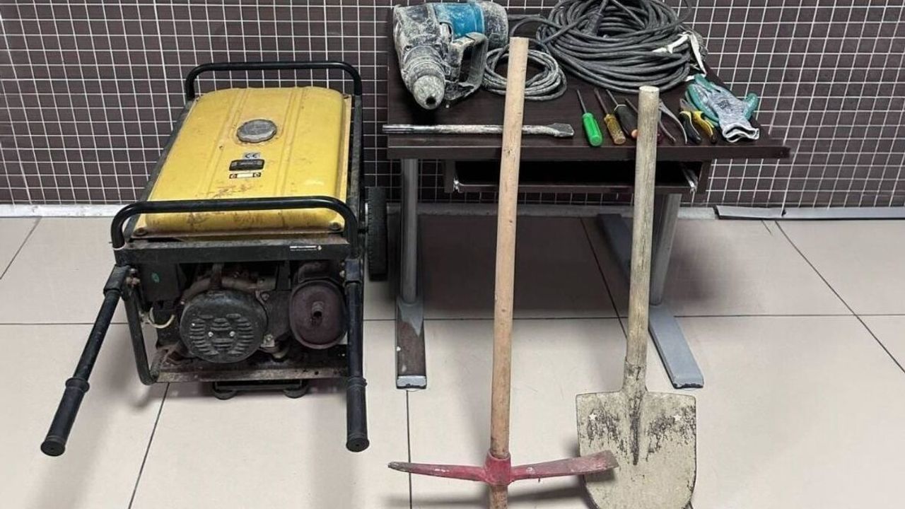 Mersin'de kaçak kazı yapan 5 kişi suçüstü yakalandı