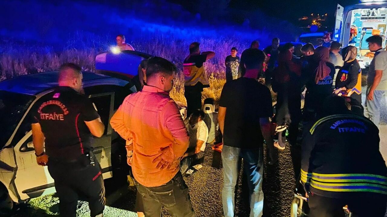 Otomobille hafif ticari araç çarpıştı, 11 kişi yaralandı
