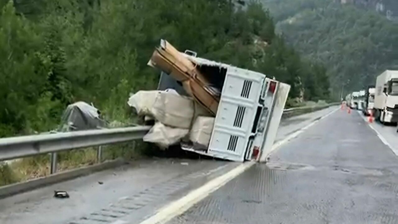 Zincirleme trafik kazasında 2 kişi yaralandı