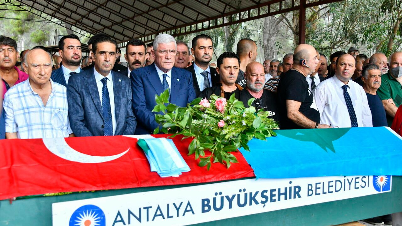 İYİ Parti Genel Başkanı Dervişoğlu, Türkeş'in yol arkadaşlarından Dönmezer'in cenaze törenine katıldı